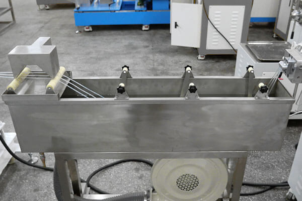 water cooling basin of lab twin screw